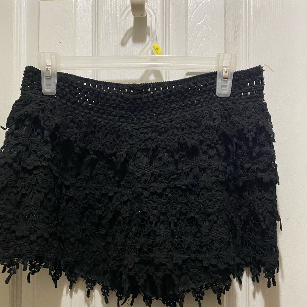 BLACK FANCY LACE BLACK SHORTS